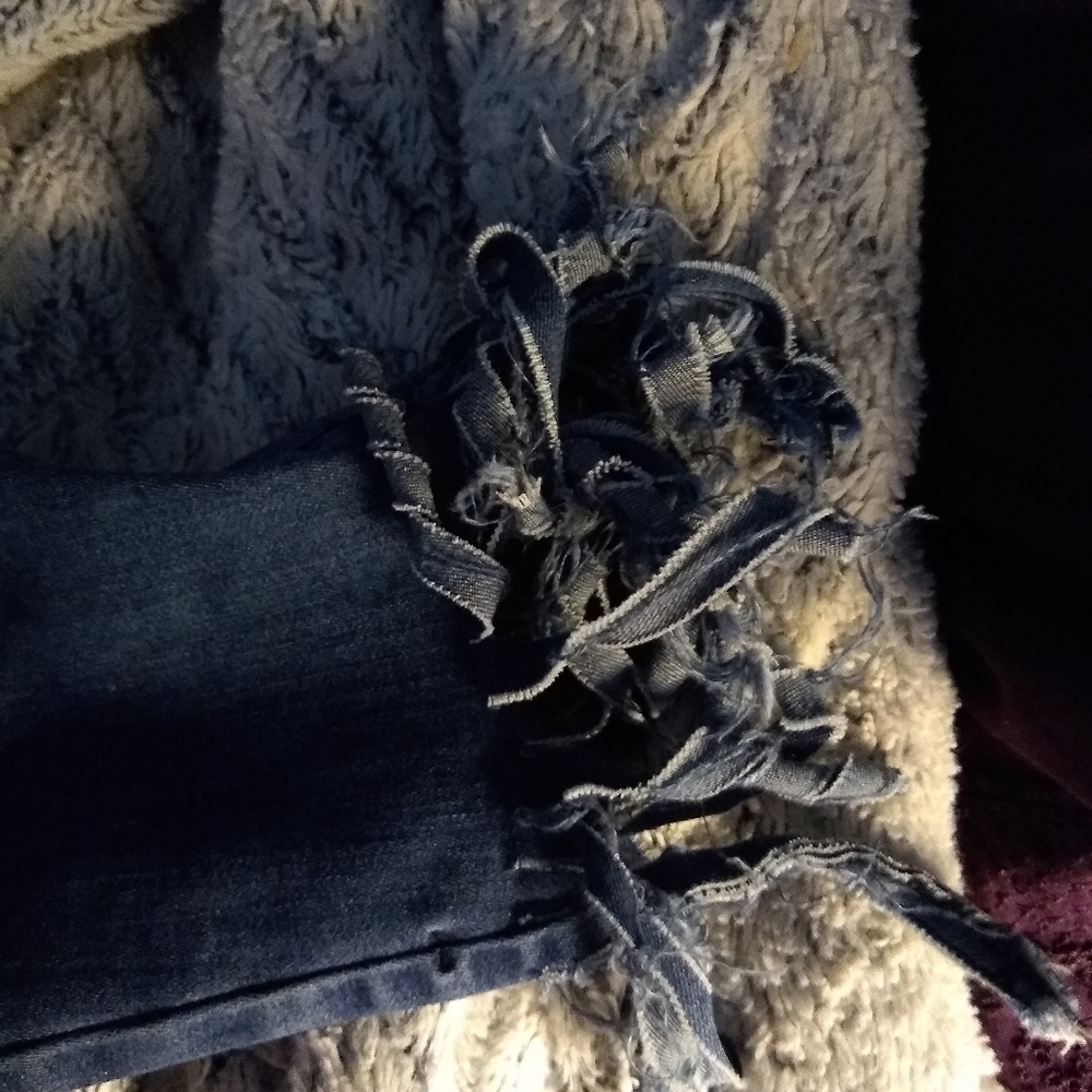 Mid Rise Distressed Jeans - Picture 3 of 4